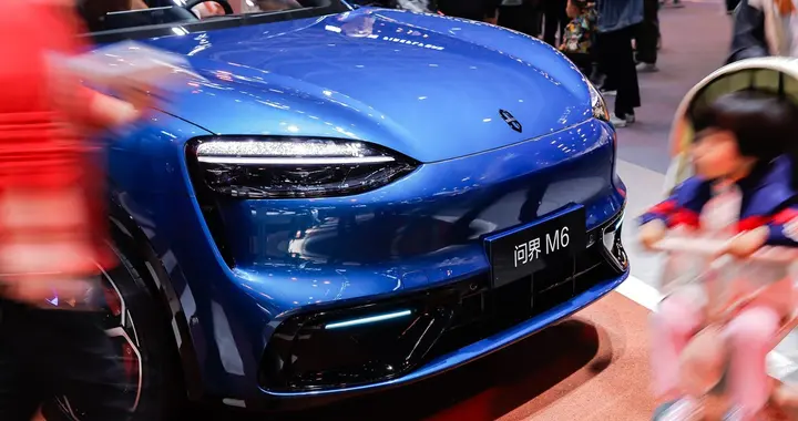 高端守擂 走量冲锋!问界M6纯电版开启交付 赛力斯产品矩阵再添猛将