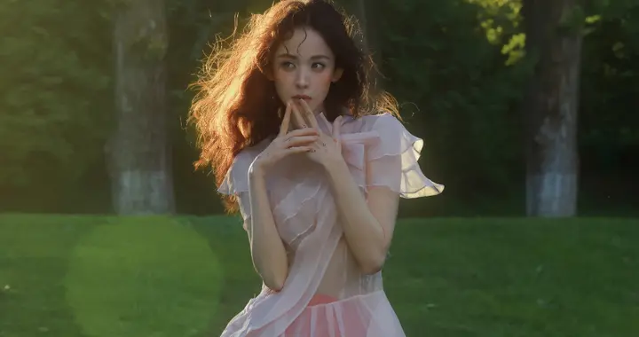 娜扎混血妆登杂志美上热搜