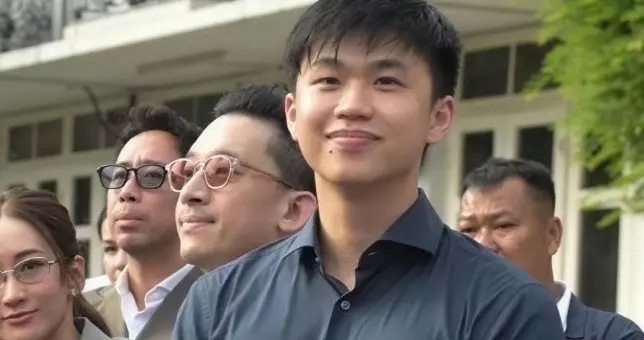 英拉23岁儿子：身高超185是博士，优秀帅气有孝心，家族后继有人