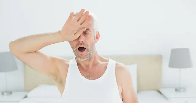 睡前5个怪表现，小心脑梗悄悄“偷袭”！