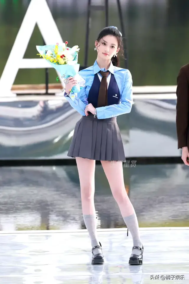 沈羽洁春天开幕式制服诱惑，满满的青春女大气息