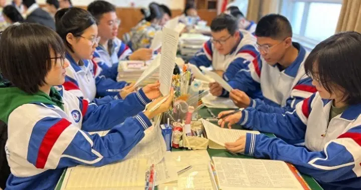 有教授曾说：英语一旦退出主科地位，将和钢琴一样，普通人学不起