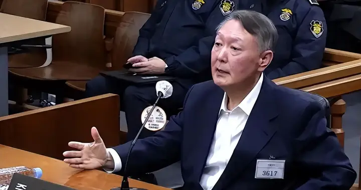 尹锡悦庭审时勃然大怒质问：内乱罪起诉我，难道我是叛乱头目吗？