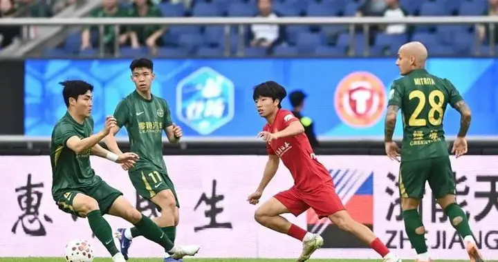 中超赛场离谱执法！张晓晨连出争议判罚，一场球吹崩两队