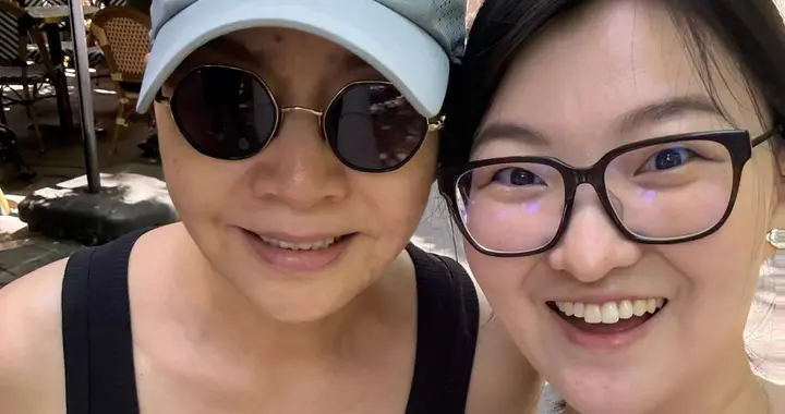 65岁宋丹丹在北京逛街被偶遇！穿着背心和小短裤，身材丰腴状态好