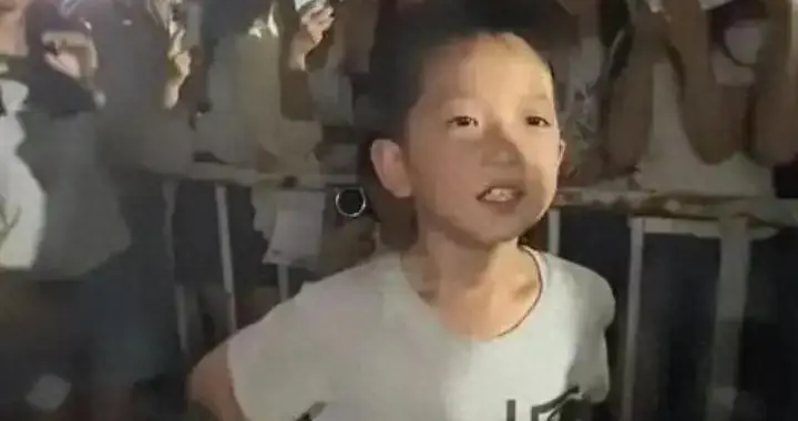 八岁男孩夜市鞠躬那一刻，几百万网友哭了：这才是真正的顶流！