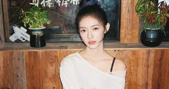 林允私服穿搭真时髦！斜肩长T+深色七分裤，减龄又高级！