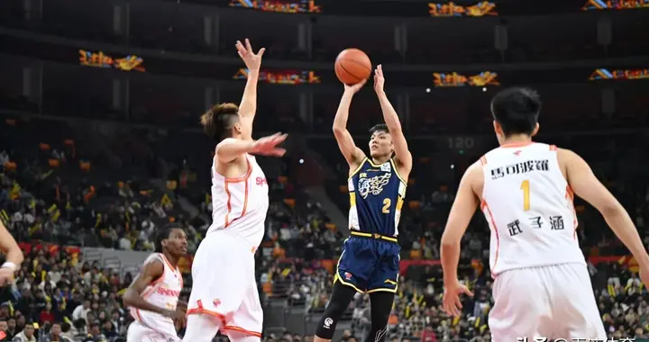 徐杰受伤回归后主打无球，球权有所减少，杜锋誓要摆脱徐杰依赖症