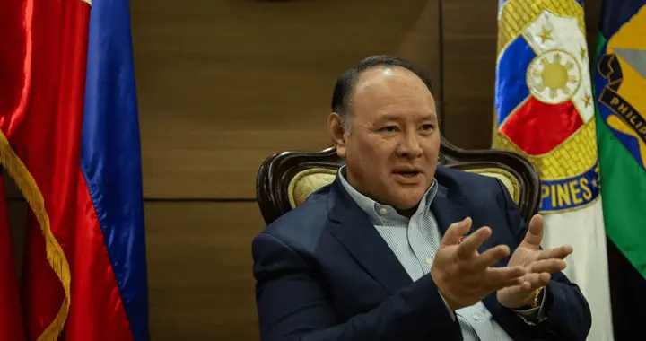 中国出手，菲亲华派终于翻身！憋了17天，菲防长又送狠话给中方