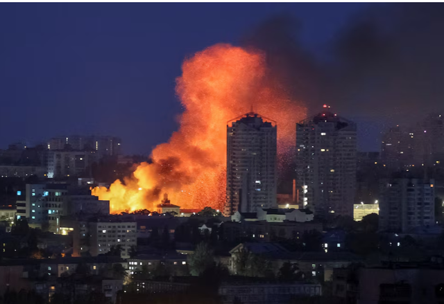 俄罗斯空袭乌克兰致6死80伤！基辅地铁瘫痪，平民区成“火海”