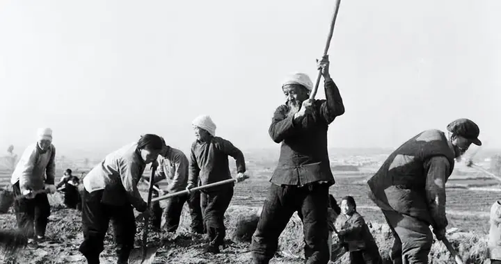 生产队时期晚上，让人脸红的夜生活：没有电，农民晚上都干了啥？