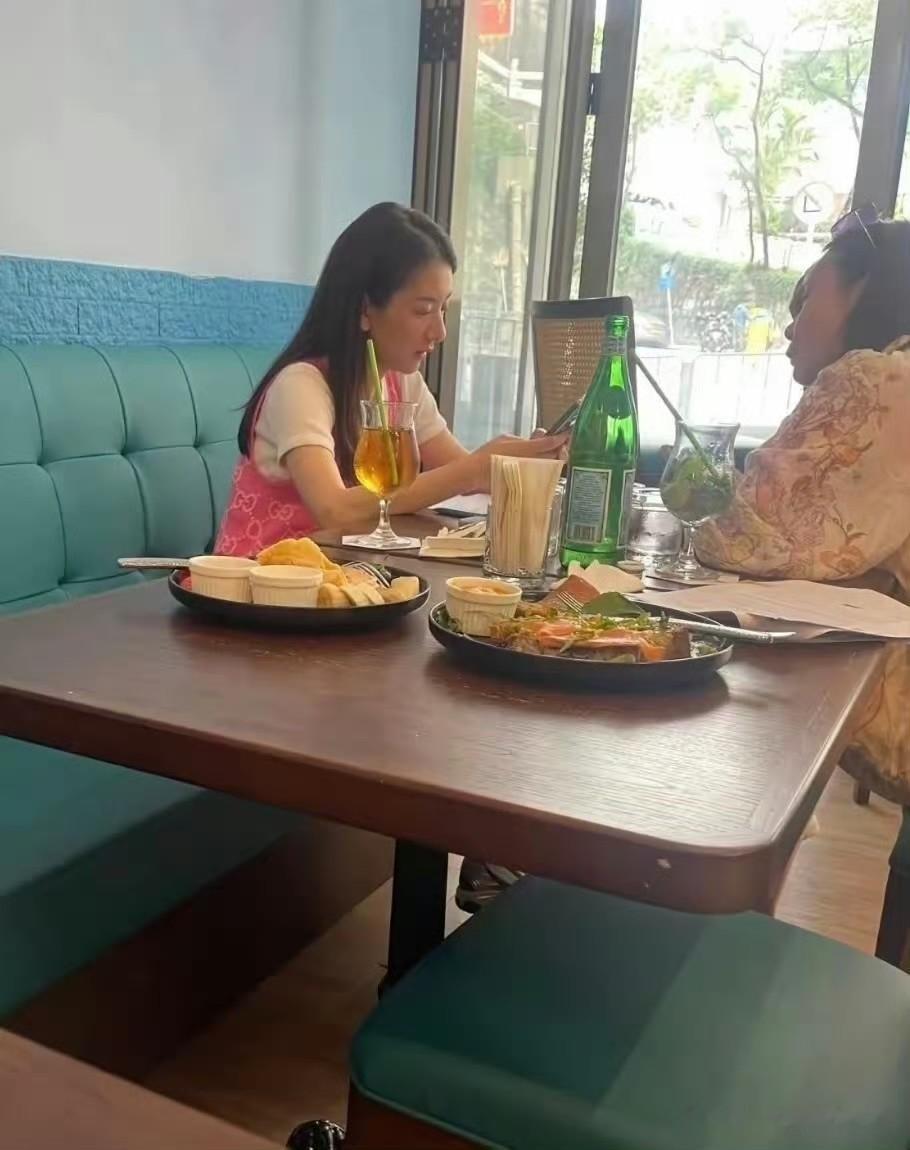 港媒抓拍方媛生图，网友调侃撞脸静白师太，美颜滤镜果然骗人大！