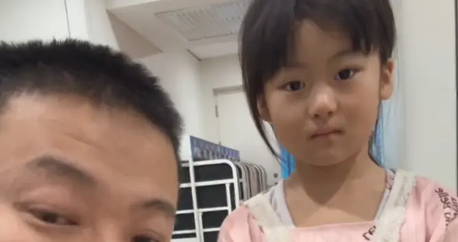 7岁女孩医院照顾爸爸后续：家庭情况很难，女孩一个细节让人想哭