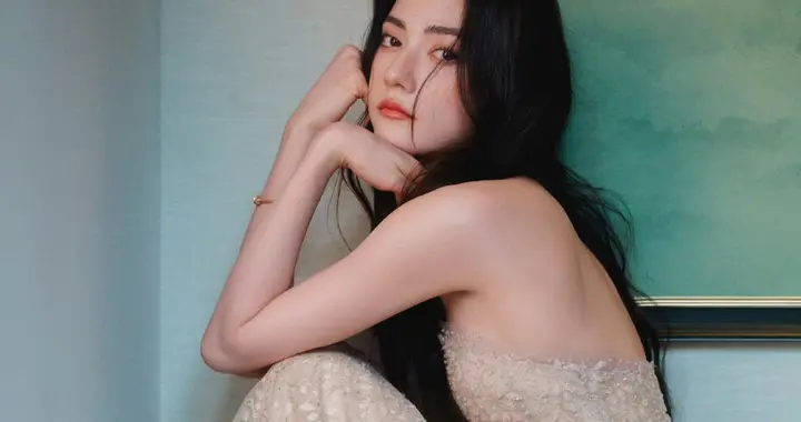 娜然鎏金抹胸连衣裙，青春艺术气息扑面而来