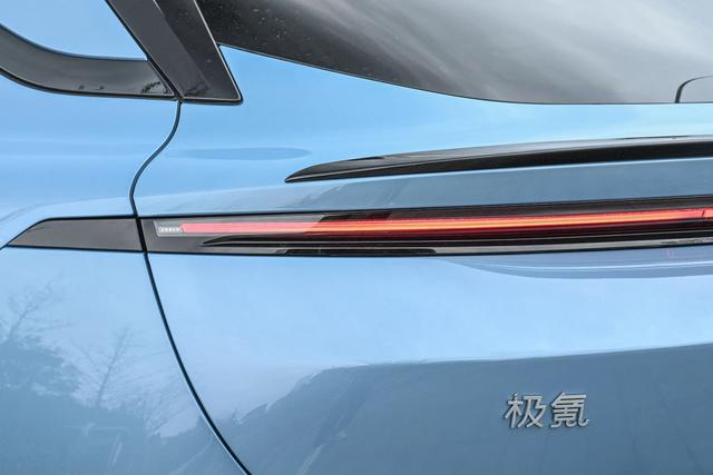 吉利“王炸”新车！2.95s破百+空悬，续航825km，颜值不输小米SU7