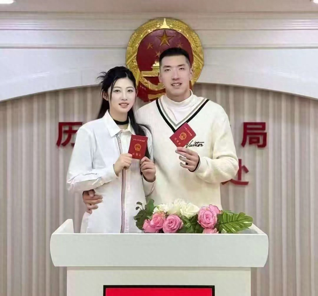 恭喜！中国男篮国手陶汉林领证结婚，老婆身高超1.9米，美若天
