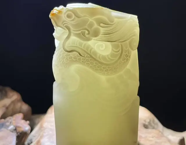 籽料藏金龙，一印定乾坤。