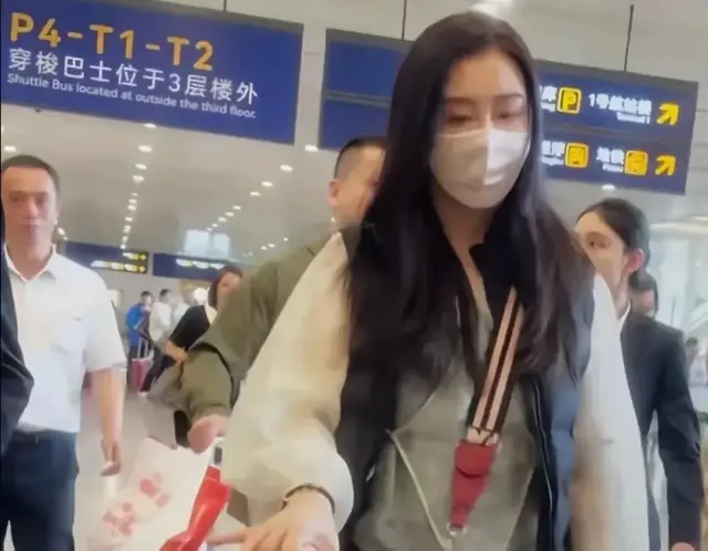 58岁王祖贤穿薄纱新中式现身无锡 脚蹬万元爱马仕鞋 岁月从不败美人