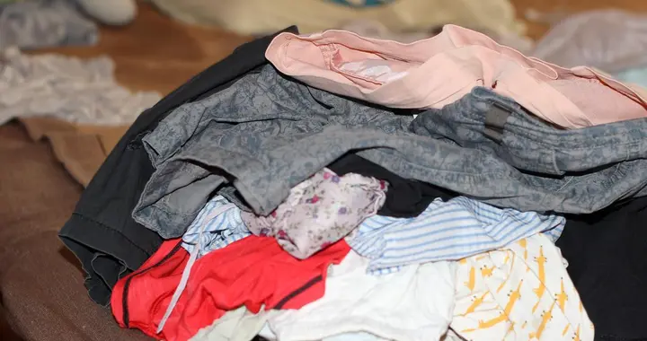 你扔的旧衣服其实是“金矿”？揭秘收旧衣回收，有人靠它年入百万