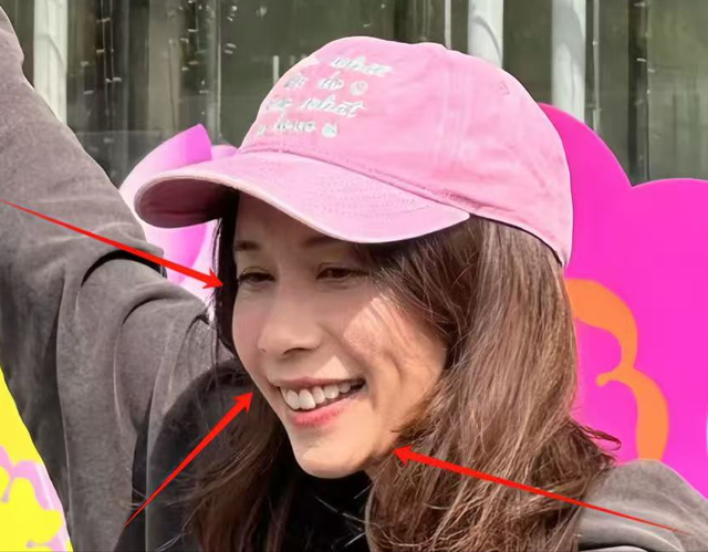 莫文蔚南京被偶遇，皮肤松弛面黄肌瘦像大妈，被手上30元串珠抢镜
