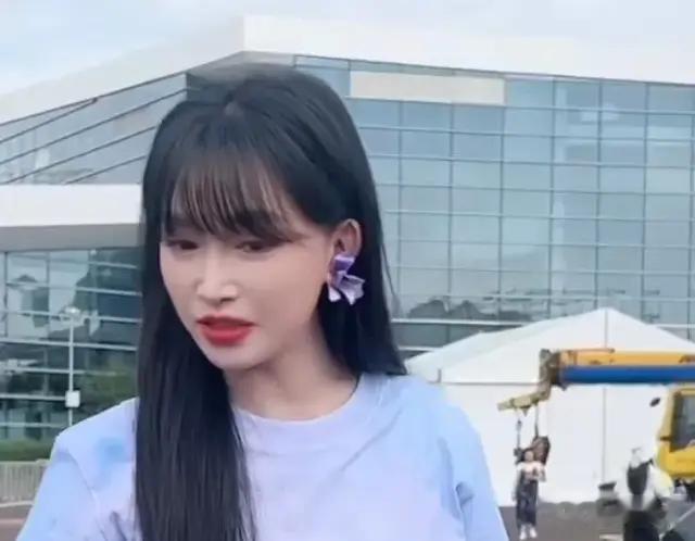 35岁李子柒惊艳成都，长裙用葡萄皮染色，穿恨天高，脸部不太自然