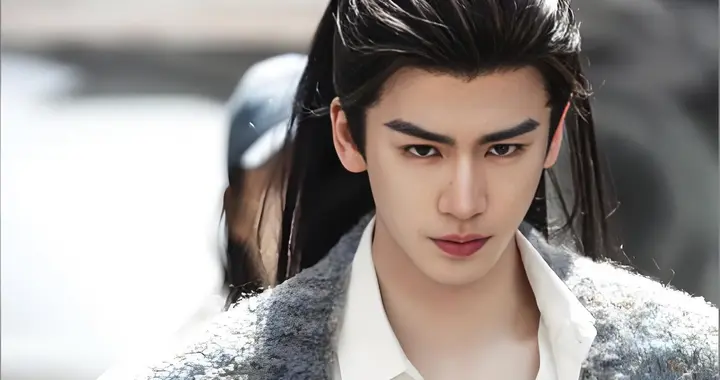 “粉底液将军”遭点名批评，张凌赫的爆红，是对正常审美的误导