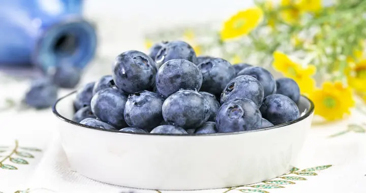 蓝莓大量上市！医生强调：患这4种疾病的人谨慎食用，千万别乱吃