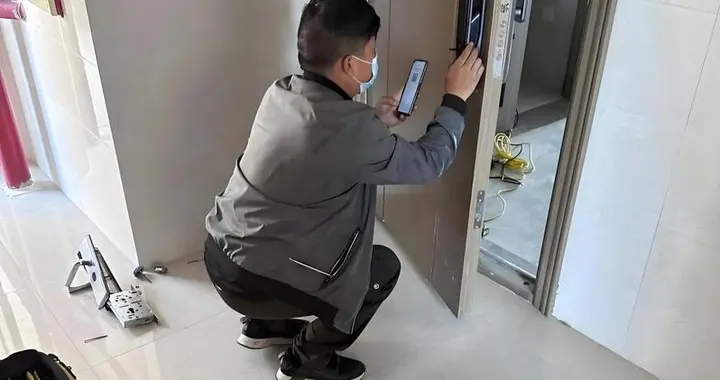 孩子耍脾气反锁房门，家长耐心耗尽暴怒拆门，道出无数父母心酸