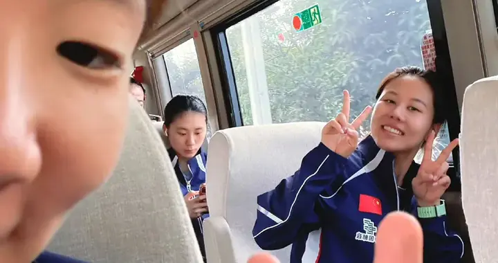 最新动态！没想到王曼昱掌镜，陈幸桐剪刀手和露齿笑