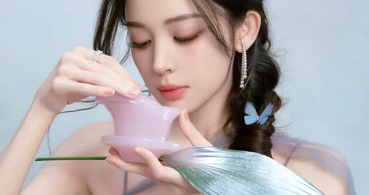 古力娜扎浅蓝抹胸连衣裙，仙气飘飘像从画里走出来，美得让人心动