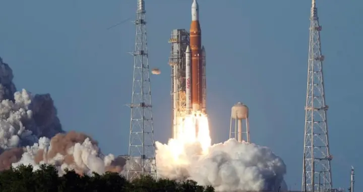 美国飞船54年后再次飞向月球，带着一身毛病，只为抢在中国前面