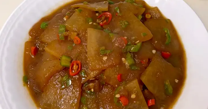 红烧冬瓜吸收了浓郁的酱汁，色泽红亮，口感软糯，特别下饭