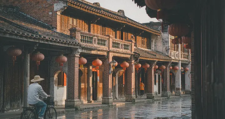 被厦门抢走风头的闽南宝藏小城！藏着红砖古厝、海上土楼与玻璃海