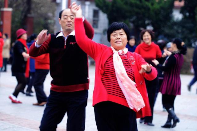 重磅！2025年养老金调整方案敲定，这三大变化直接影响你的钱袋子