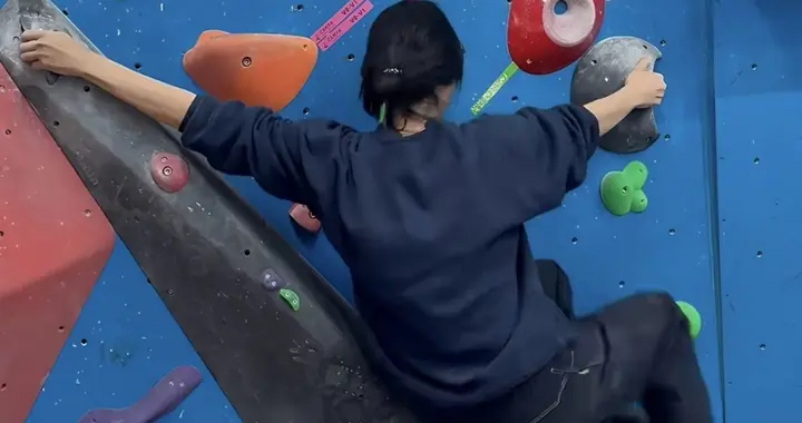 白百何深夜晒攀岩照！轻盈纤瘦！跟网友热聊透露鞋子爱穿大一码