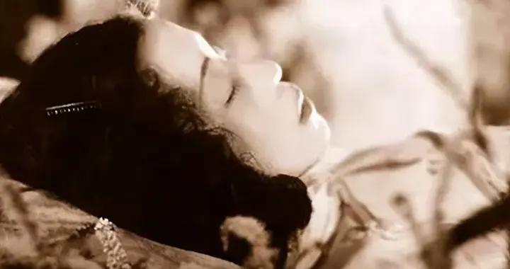 1935年，阮玲玉去世后罕见遗容，镜头中她沉睡在鲜花丛中神态安详