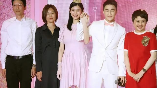 彩虹吃瓜娱乐：这是7年前求婚仪式的全家福