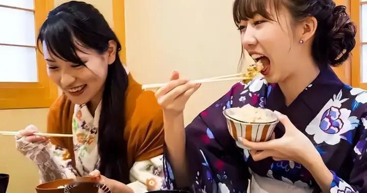 日本网民：你们中国人，只有在生日的时候才吃得起猪骨汤泡饭吧！