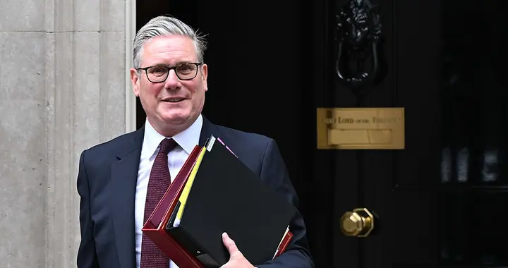 英国首相刚卸任，直冲酒吧，前财相咧嘴大笑，两年熬白头太解压