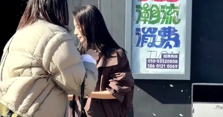 董洁穿黑丝袜，短风衣配蕾丝裙，朗园被偶遇，美丽有气质！