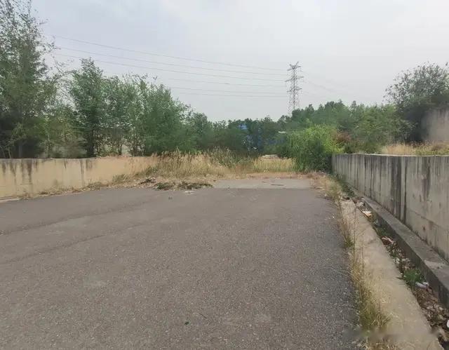 原来郑州市西流湖公园西边的湖西路也是个半拉子工程