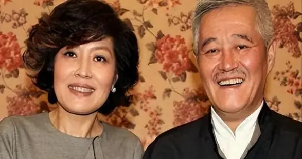 看破不说破，李咏美国下葬7年后，带着女儿的哈文走了姜昆老路