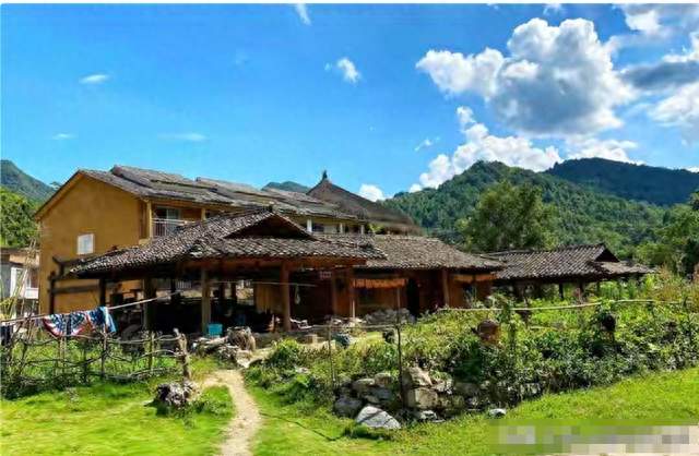 广西与贵州交界处的“菇类村”，女性穿衣特殊，以母系社会为主