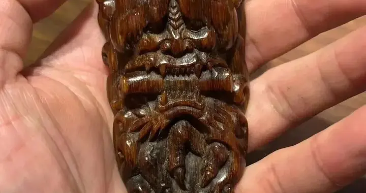 很奇怪的古玩老犀角，雕的啥东西？