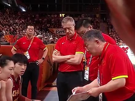 绝了…讲错了战术被队员提，主教练太抽象..！中国女篮该好好选人了。
