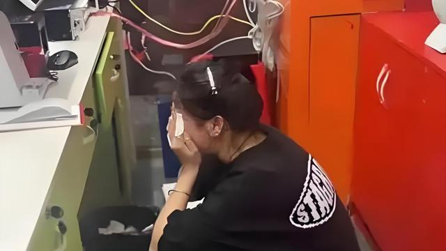 魔图书馆：小区超市里，老板娘蜷缩在柜台后