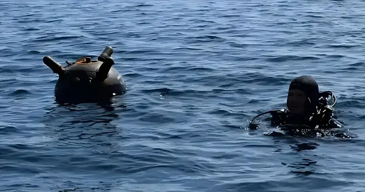 美军退了？航母撤出700公里范围，伊朗连环打击，定专打航母计划