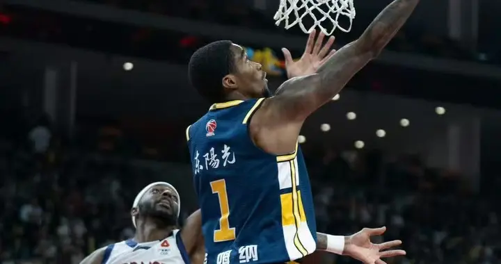 杜锋有意减少萨姆纳冲框，增加更多无球空切，丰富他的进攻手段