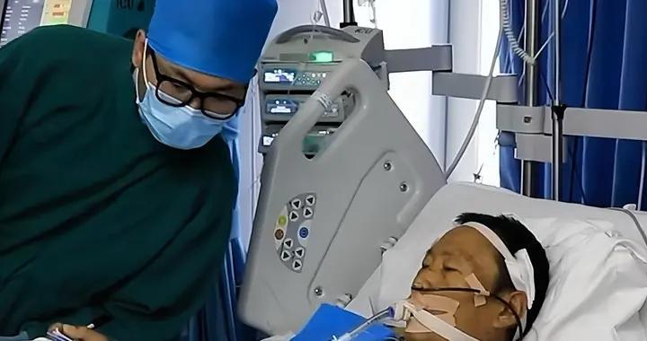 59岁父亲病危，昂贵的费用让儿子放弃治疗，谁料，女儿却捐肝救父