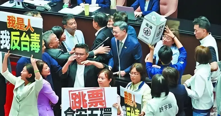 一桶“毒油”点燃政坛，63比34结果压顶，蒋万安带队直接冲向凯道